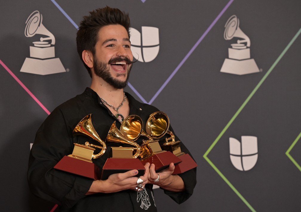 Colombiano Camilo ganhou quatro Grammys Latino nesta quinta (18) — Foto: Bridget Bennett/AFP