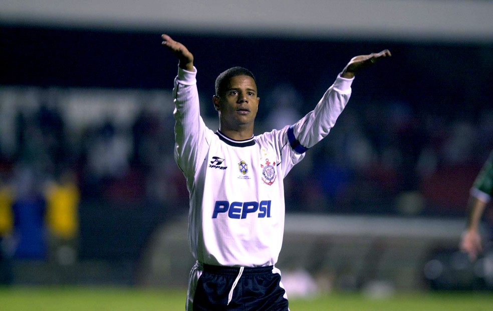 Marcelinho Carioca é considerado um dos principais jogadores da história do Timão — Foto: Arquivo / Agência Estado