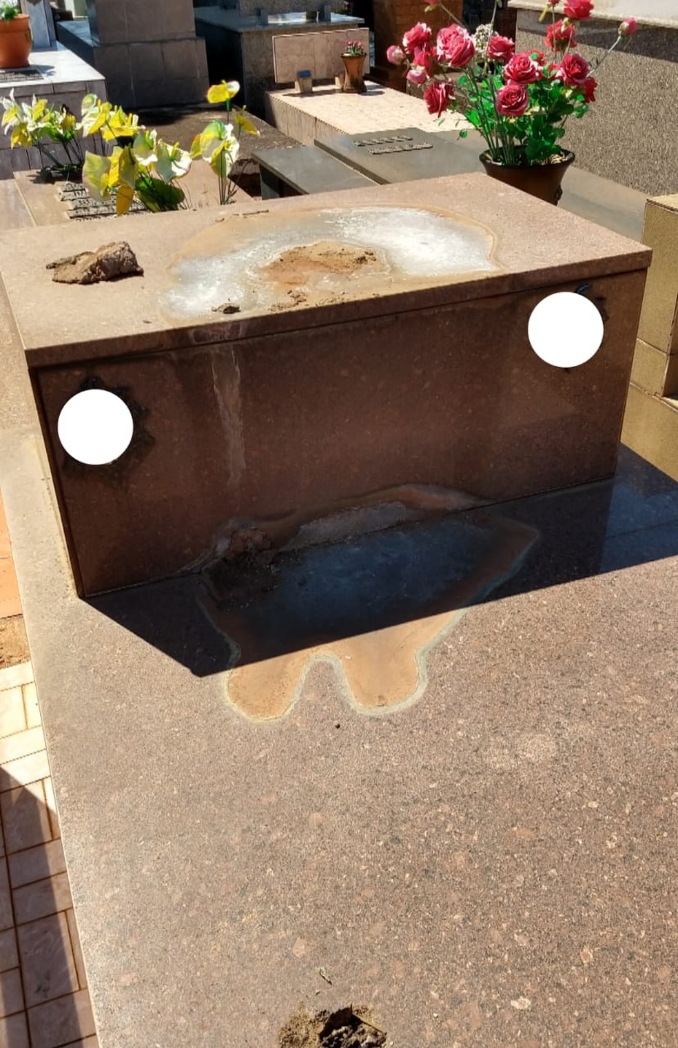 Objetos das sepulturas foram furtados em Dois Córregos — Foto: Arquivo Pessoal