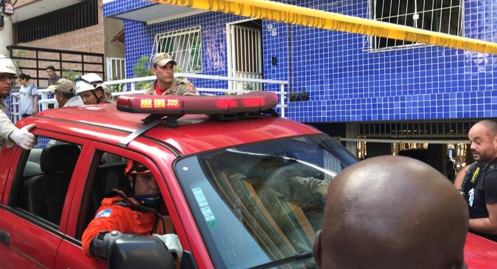 Bombeiros levam homem resgatado com vida dos escombros — Foto: Raísa Pires/G1