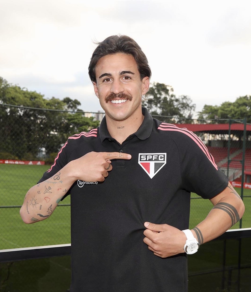 Recém-contratado, Gabriel Neves veste camisa do São Paulo no CT da Barra Funda