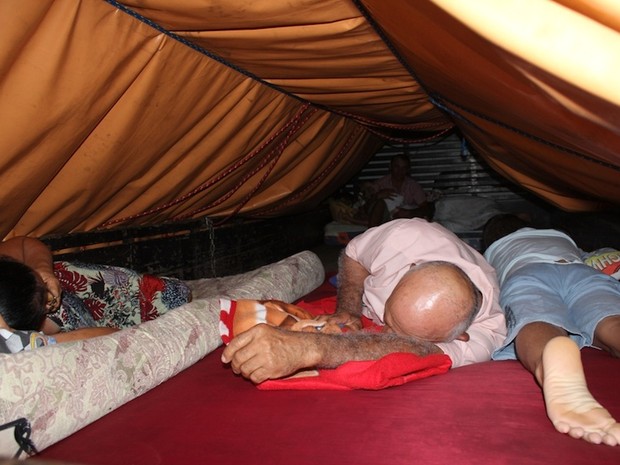 Família do agricultor Cícero Avelino, de 60 anos, está dormindo em um caminhão, devido ao medo dos tremores (Foto: Fernanda Zauli)