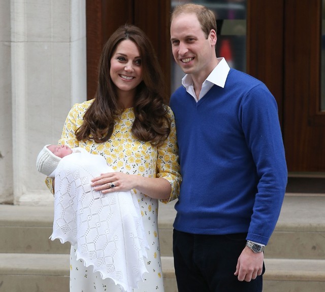 Príncipe William e Kate Middleton com Charlotte na maternidade em 2015 (Foto: Getty Images)