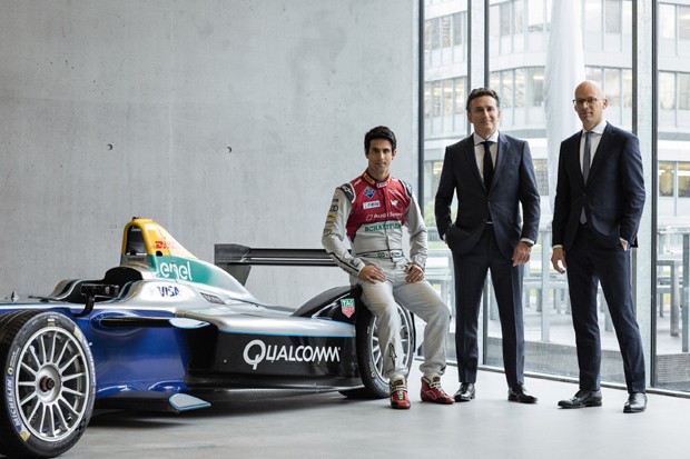 Da esq. para dir.: Lucas di Grassi, campeão mundial da Fórmula E, Alejandro Agag (CEO da Fórmula E) e Mark Langer (CEO da Hugo Boss) (Foto: Divulgação)