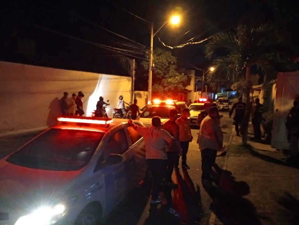 Operação da polícia aconteceu em Lauro de Freitas, onde há "toque de recolher" — Foto: Polícia Militar/52ª CIPM
