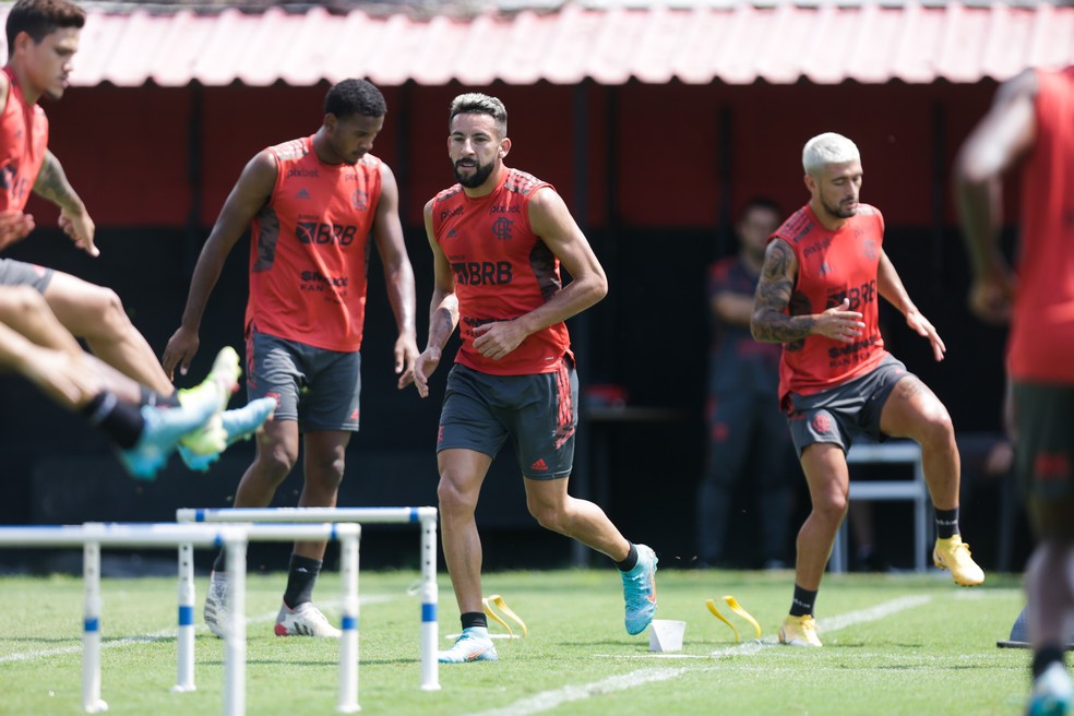 Isla durante o treino do Flamengo no Ninho do Urubu — Foto: Gilvan de Souza/Flamengo