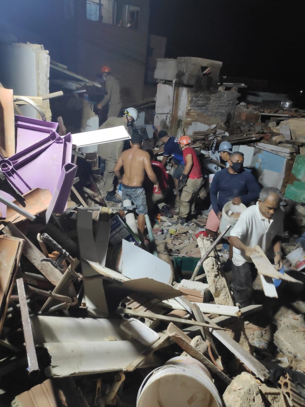Desabamento de casas aconteceu durante a madrugada em Mãe Luiza — Foto: Corpo de Bombeiros