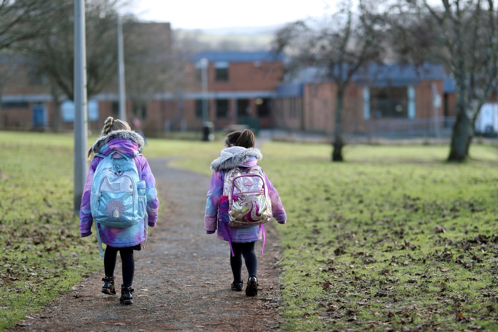Crianças voltam às aulas no primeiro dia de retorno em meio ao relaxamento das restrições em Pitlochry, na Escócia, no dia 22 de fevereiro. — Foto: Russell Cheyne/Reuters