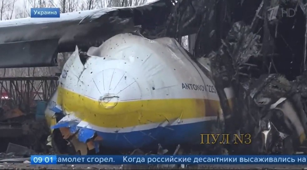 Avião Antonov An-225 Mriya é visto destruído no aeroporto Hostomel, perto de Kiev, na Ucrânia. Aeronave era o maior avião do mundo — Foto: Reprodução/TV estatal russa