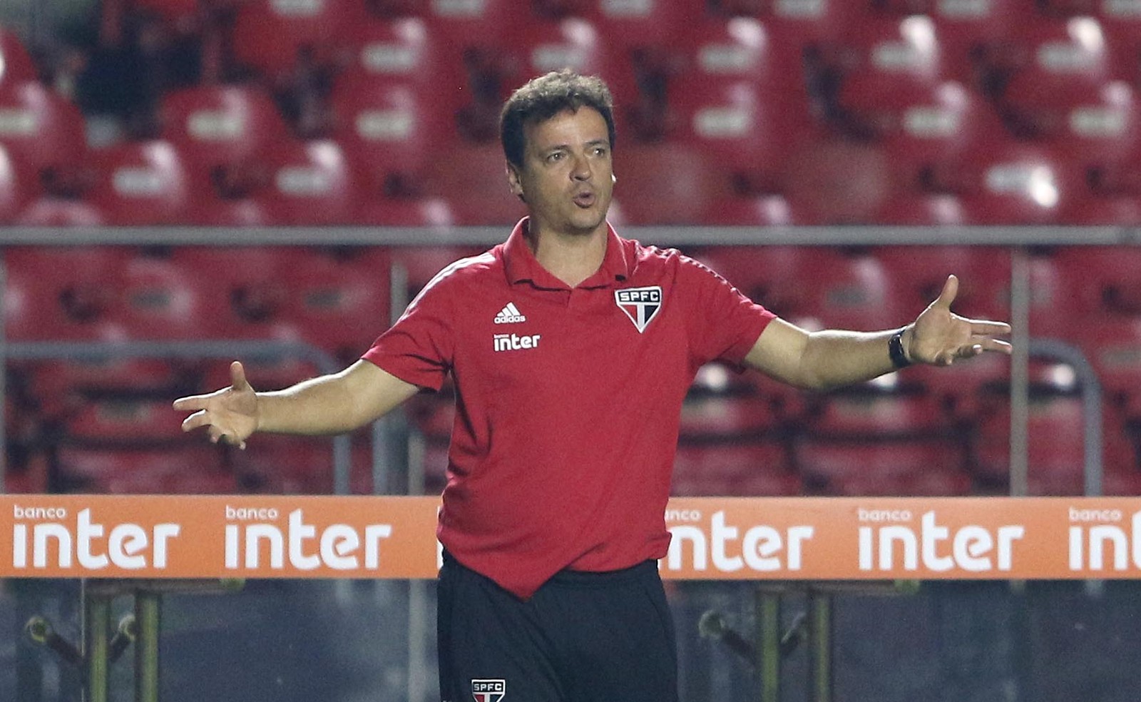 Fernando Diniz vê São Paulo mais intenso no segundo tempo e diz ser estranho jogar sem torcida