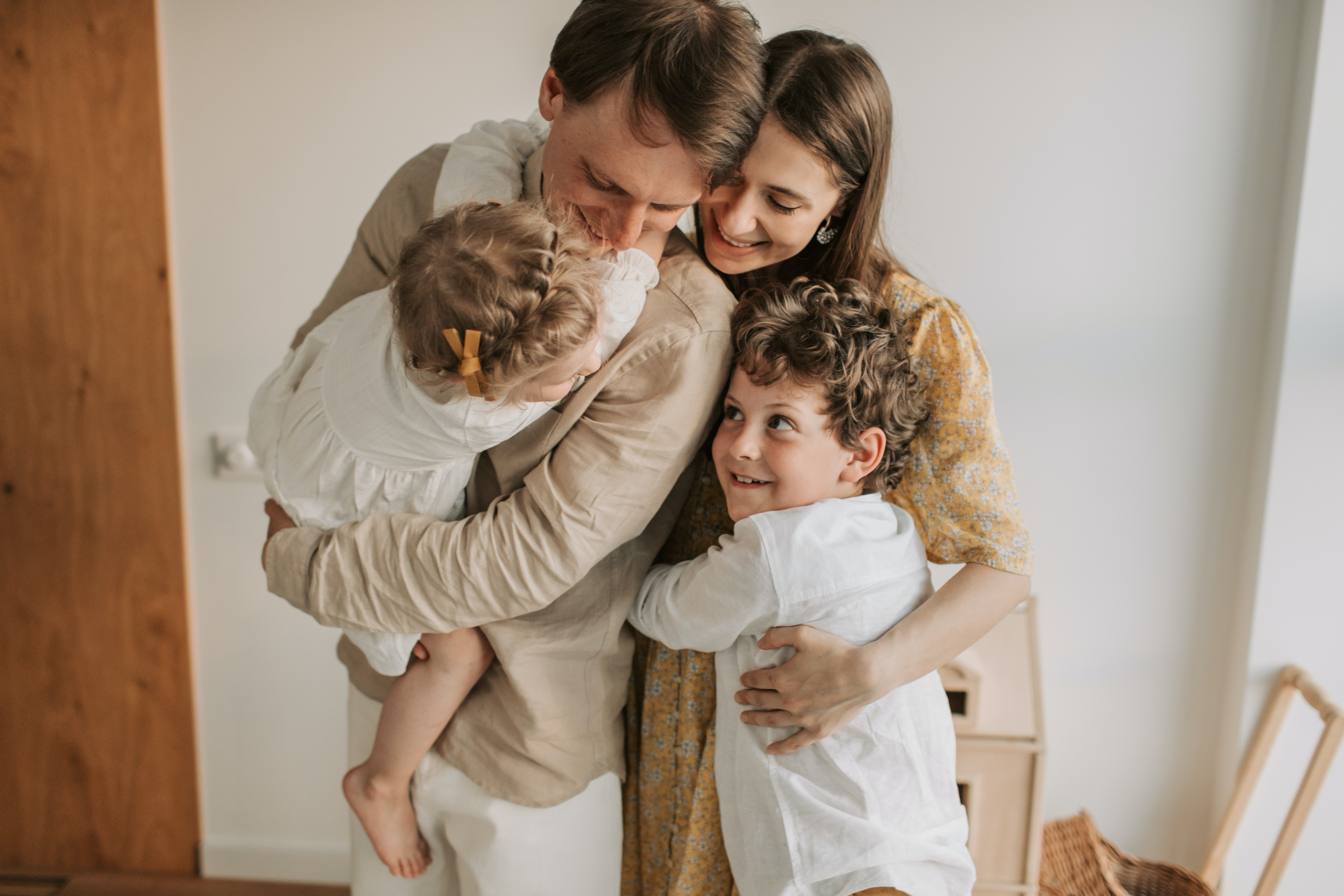 Família feliz se abraçando (Foto: Vlada Karpovich/Pexels)