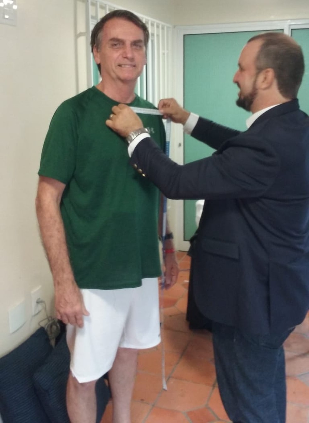 Bolsonaro tirou as medidas para o terno que vai usar na posse, em janeiro — Foto: Reprodução
