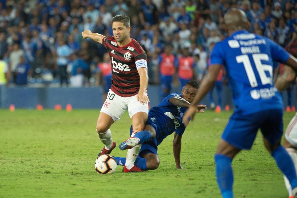 Sequência feita por fotógrafo do Flamengo mostra lance da lesão de Diego — Foto: Alexandre Vidal / Flamengo
