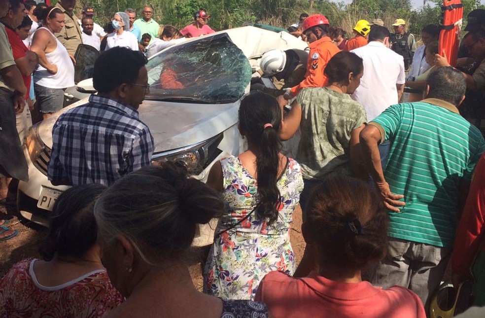 Carro trazia duas pessoas no momento do acidente (Foto: Adelmo Paixão)