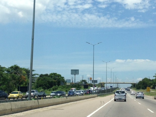 Saída do Rio para Região dos Lagos tem transito lento neste sábado (Foto: Káthia Mello / G1)