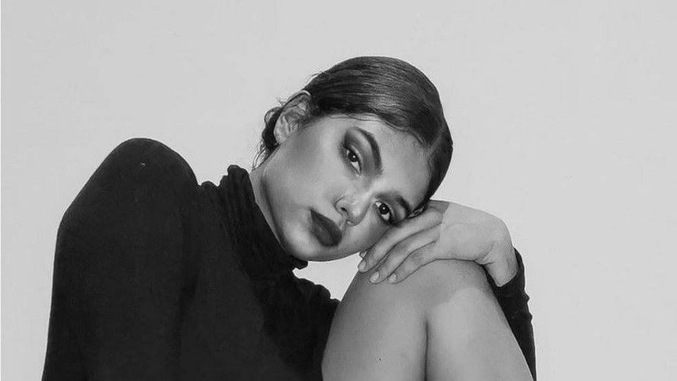 A produtora de moda Adrilayne Cristina Machado Sousa, de 24 anos, teve seu salário reduzido pela metade neste início de ano — Foto: Arquivo pessoal