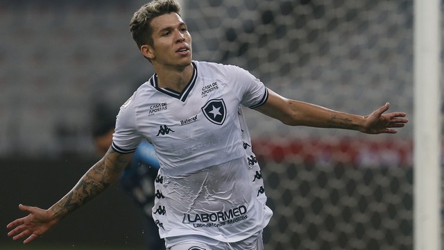 Bruno Nazário comemora o gol bem anulado pelo árbitro de vídeo alguns minutos depois