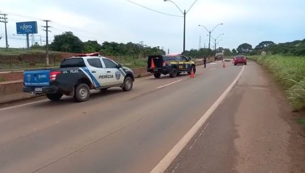 Motociclista perde o controle, atinge poste e canteiro central e morre na BR-364 — Foto: Richard Nunes / arquivo 