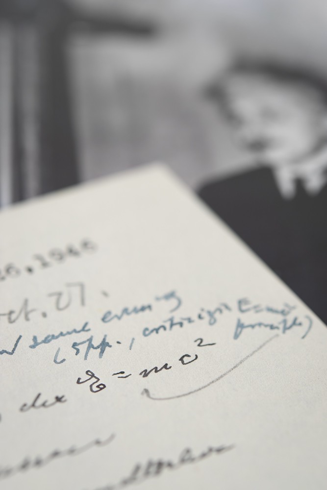 Carta escrita por Albert Einstein inclui sua equação mais famosa: 'E=MC²' (Foto: RR Auction )