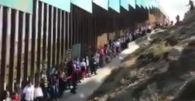 Crianças formam coral na fronteira dos Estados Unidos contra muro  (Foto: Reprodução / Twitter)