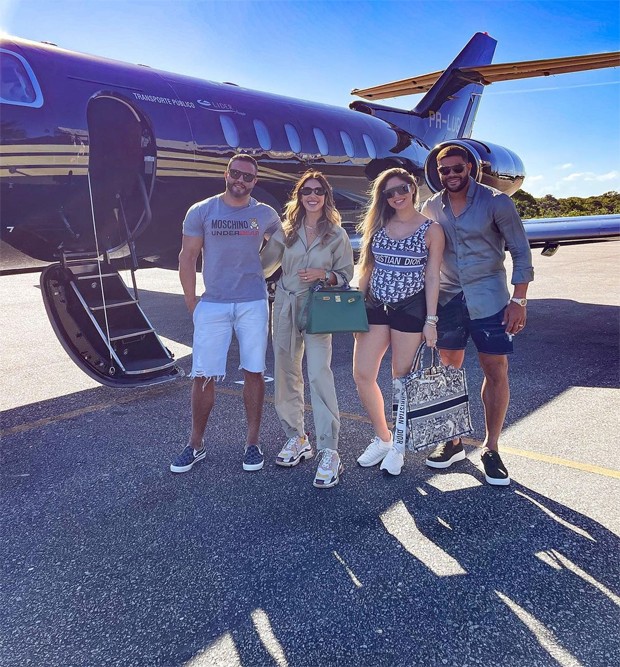 Hulk Paraíba e Camila Ângelo viajaram para Trancoso de jatinho com Bella Falconi e Maguila (Foto: Reprodução / Instagram)
