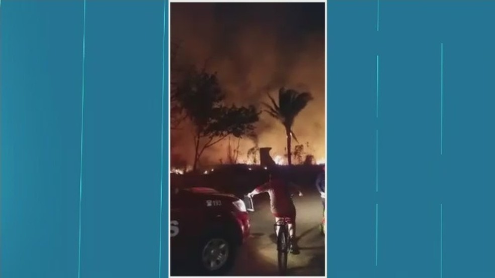 Incêndio foi registrado na noite de domingo (3) em área de 3 hectares (Foto: Reprodução/Rede Amazônica Acre)