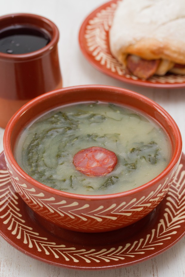 typical portuguese soup caldo verde with bread with smoked sausage (Foto: Getty Images/iStockphoto)