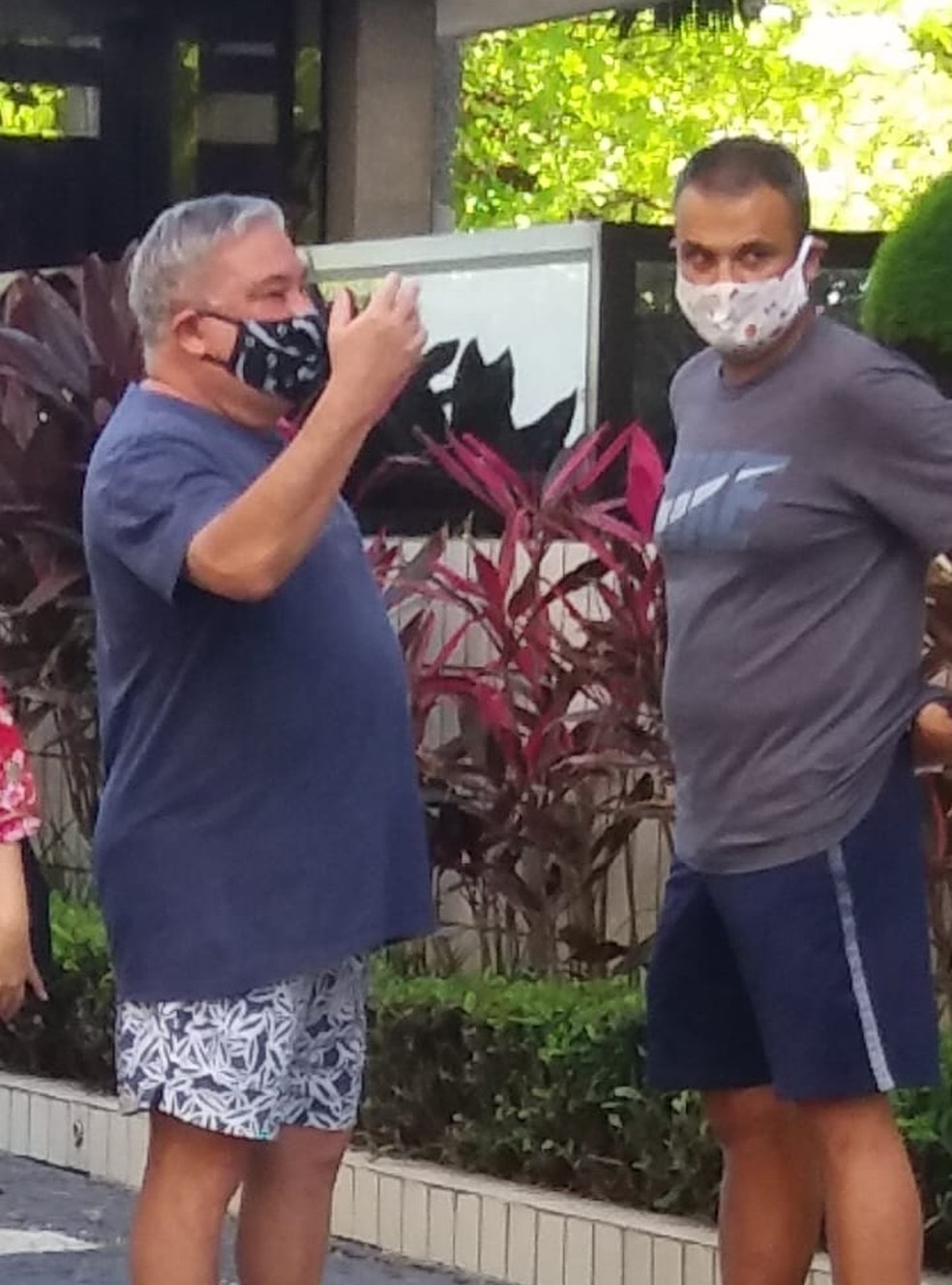 Desembargador foi visto usando m&aacute;scara na manh&atilde; desta quarta-feira (22) em Santos (SP) &mdash; Foto: G1 Santos