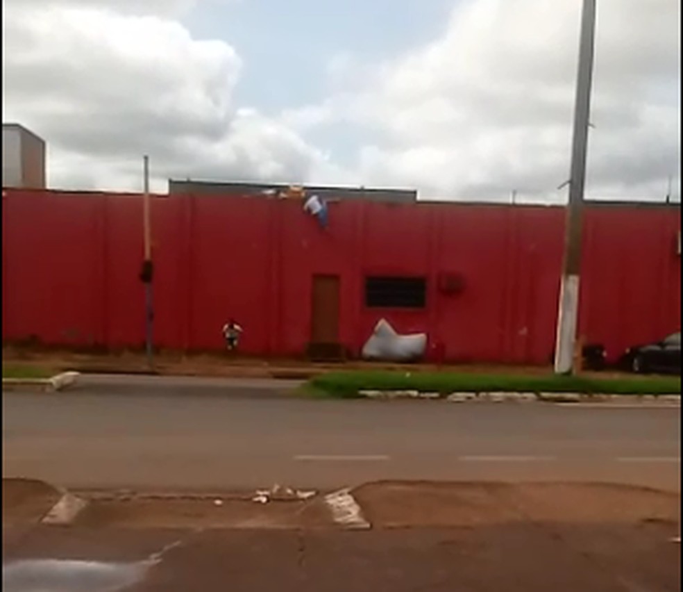 Dez adolescentes fugiram da unidade — Foto: Reprodução/Redes sociais
