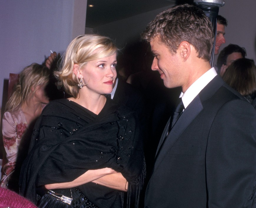 Reese Witherspoon e Ryan Phillippe na festa realizada após à cerimônia do Oscar de 2002 (Foto: Getty Images)