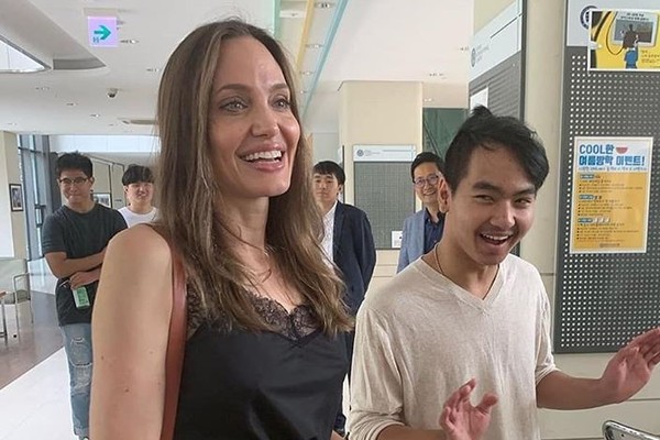 Angelina Jolie e seu filho Maddox na Universidade de Yonsei, na Coreia do Sul (Foto: Instagram)