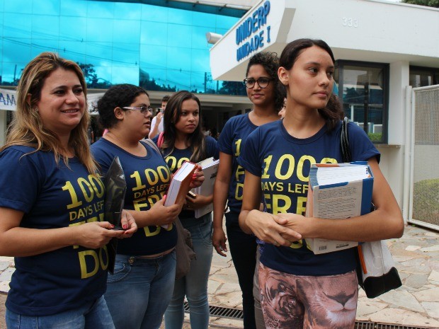 Estudantes da Anhanguera-Uniderp cobram respostas e medidas da instituição em Campo Grande (Foto: Tatiane Queiroz/G1 MS)