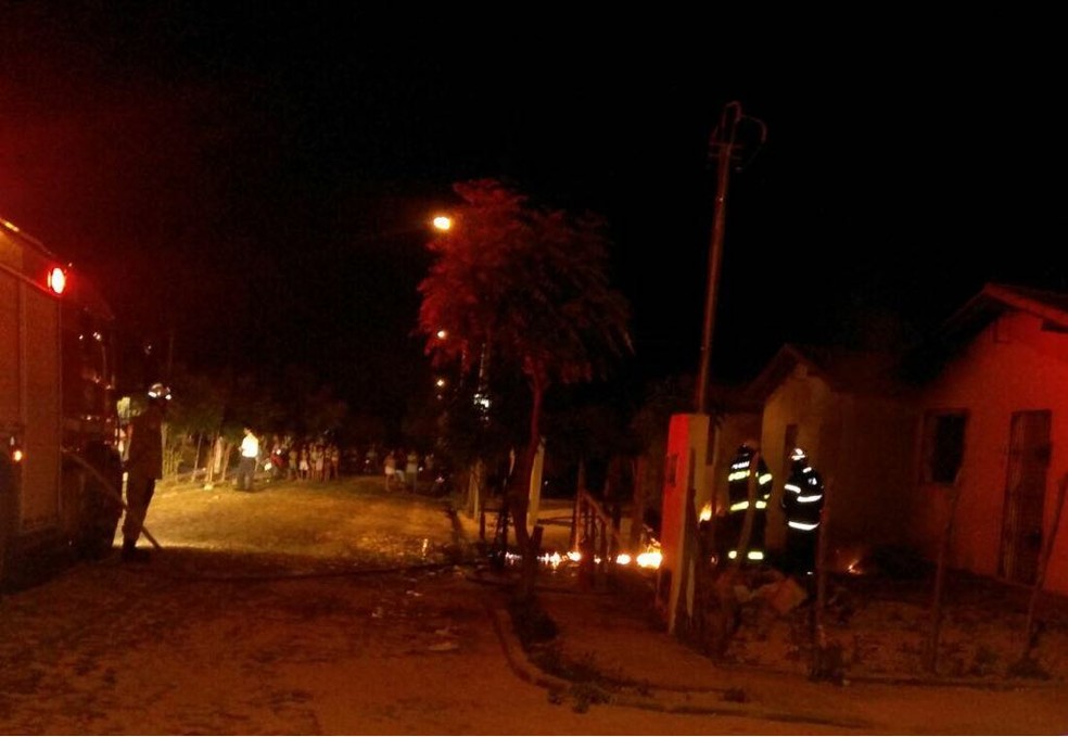Corpo de Bombeiros foi acionado e conteve as chamas de carro em Parnaíba (Foto: Marcos Marquinhos)