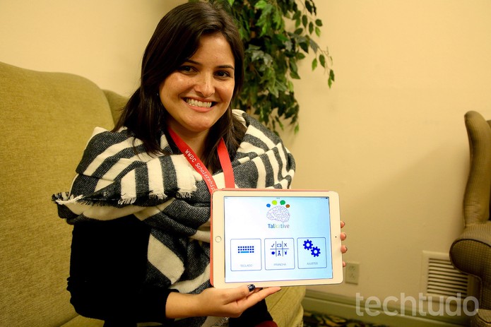 Juliana Salgado mostra seu aplicativo, Talkative, para iOS (Foto: Fabrício Vitorino/TechTudo)