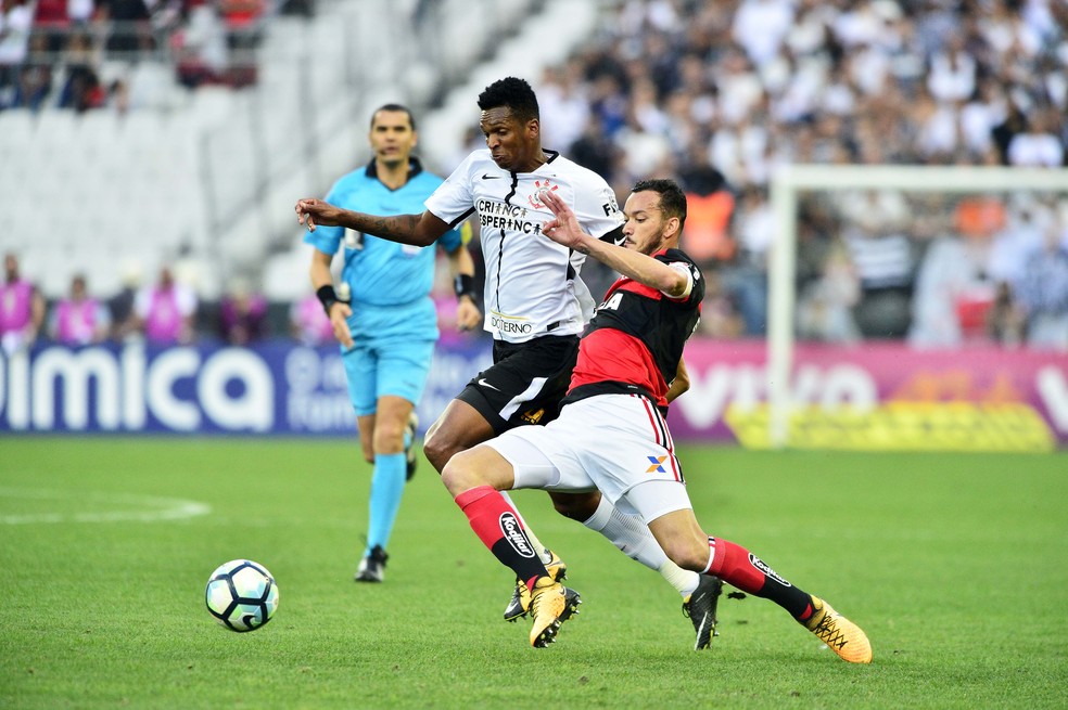 Jô disputa a bola com Réver: atacante e zagueiro marcaram os gols do empate na Arena do Corinthians neste domingo (Foto: Marcos Ribolli)