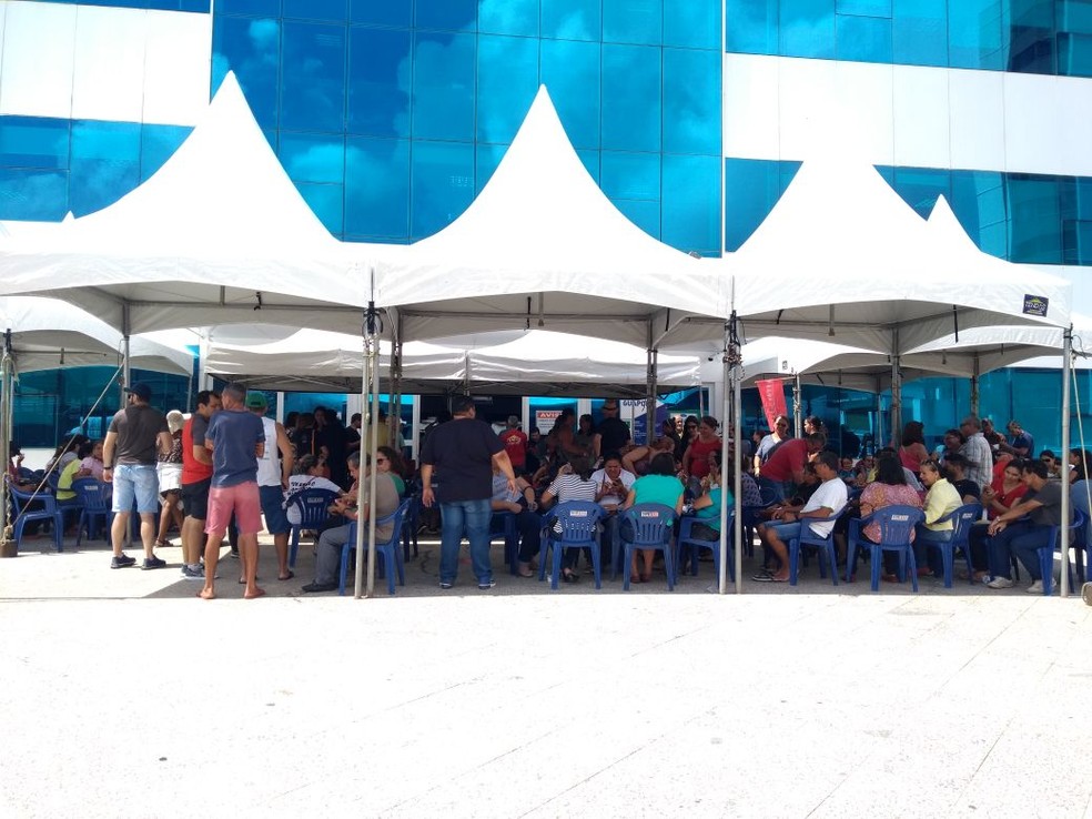 Professores montaram tendas na frente do Palário Rio Madeira (Foto: Hosana Morais/ G1)