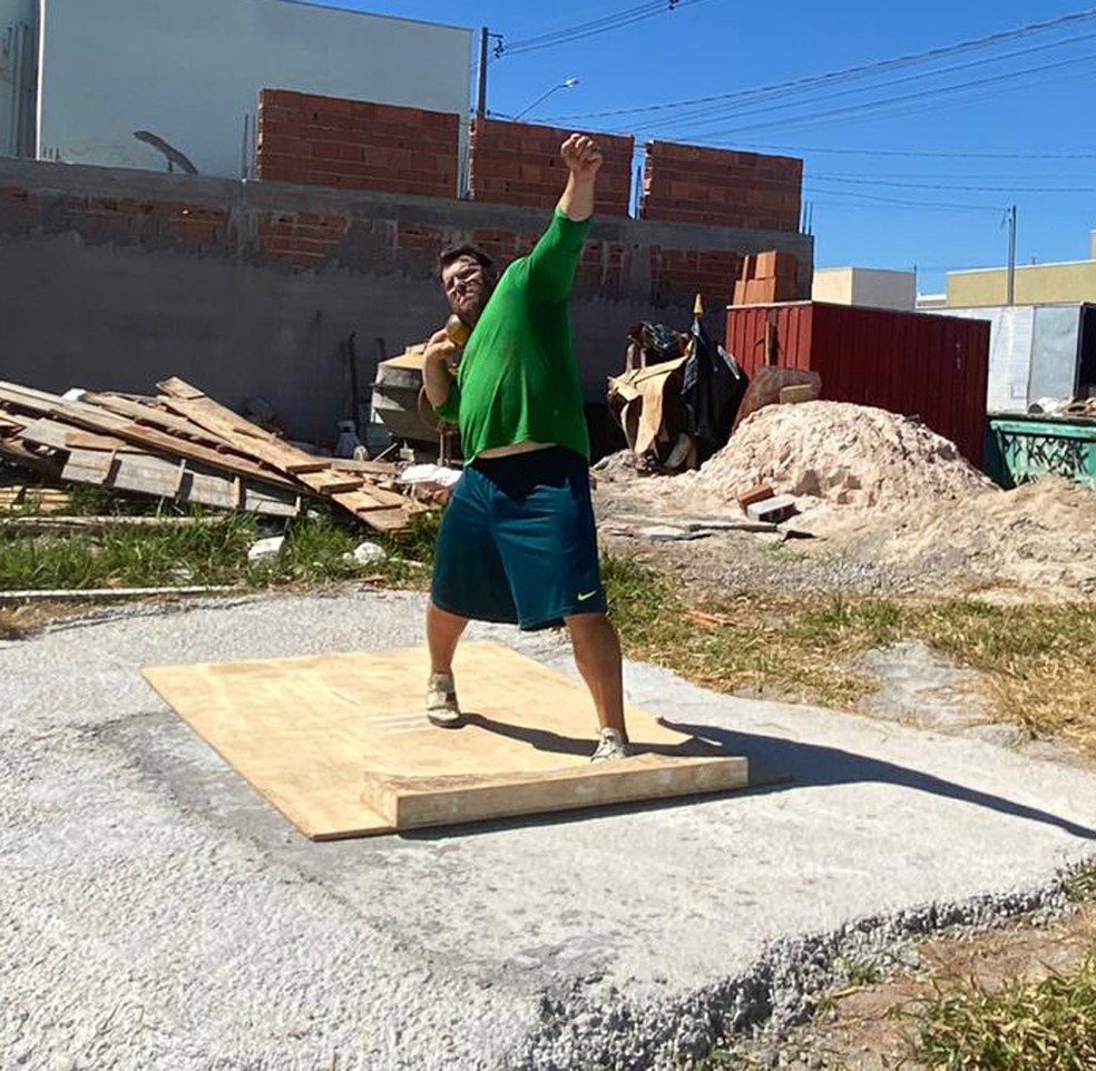 Darlan Romani treina arremesso de peso em terreno baldio do lado da sua casa em Bragança Paulista  — Foto: Wagner Carmo/CBAt