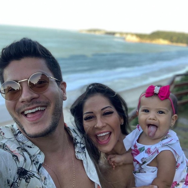 Arthur Aguiar e Mayra Cardi com a filha, Sophia (Foto: Reprodução/Instagram)