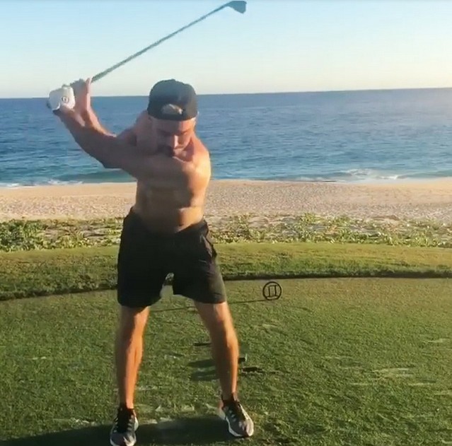 O ator Zac Efron jogando golfe sem camisa (Foto: Instagram)