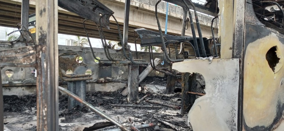 Ônibus destruído após pegar fogo na Rótula do Abacaxi, em Salvador — Foto: Cid Vaz/TV Bahia