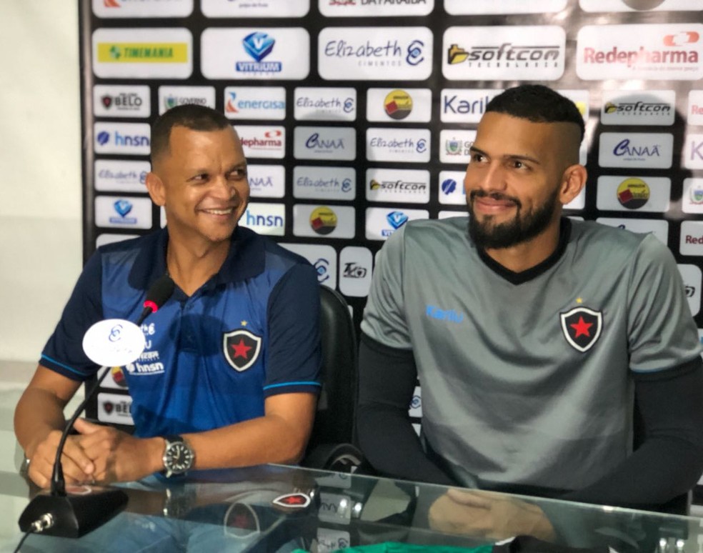 Gerente de futebol do Belo, Warley apresentou o novo goleiro na tarde desta terÃ§a-feira (Foto: Lucas Barros/GloboEsporte.com)