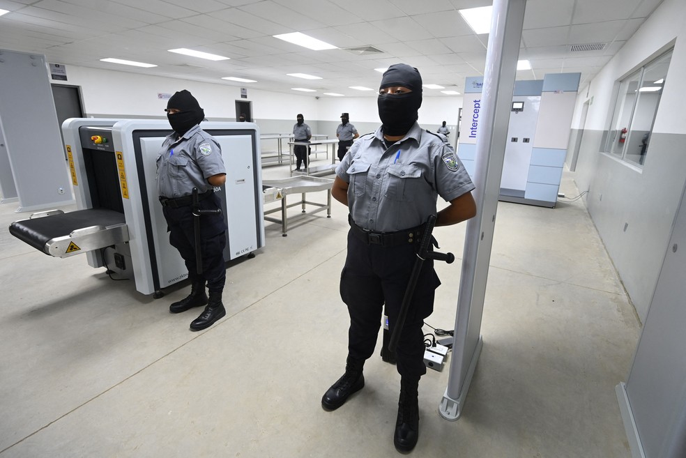 Policias em uma das zonas de registro para a recepção dos detentos — Foto: MARVIN RECINOS/AFP
