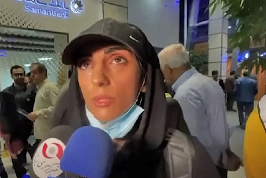 Elnaz Rekabi, atleta iraniana que gerou repercussão ao competir em um evento no exterior sem hijab, dando uma entrevista ao chegar ao Aeroporto Internacional Imam Khomeini em Teerã em 19 de outubro de 2022