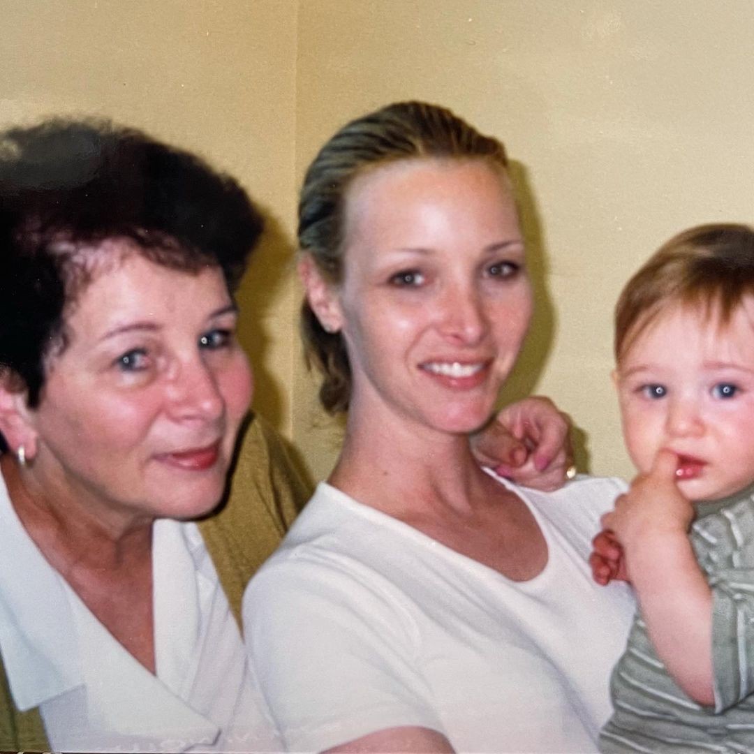 A atriz Lisa Kudrow com sua mãe, Nedra, e seu filho, Julian (Foto: Reprodução / Instagram)