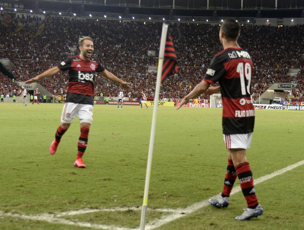 Everton Ribeiro e Michael no Maracanã — Foto: André Durão