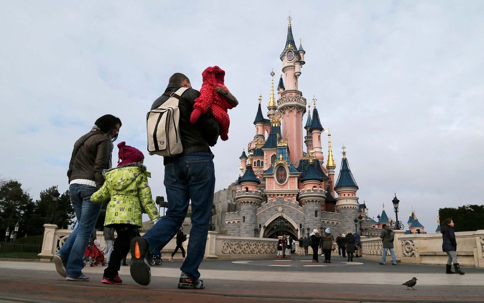 Com queda do dólar, brasileiro ampliou viagens internacionais e gastou mais em julho deste ano do que no ano passado (Foto: REUTERS/Gonzalo Fuentes/Files)