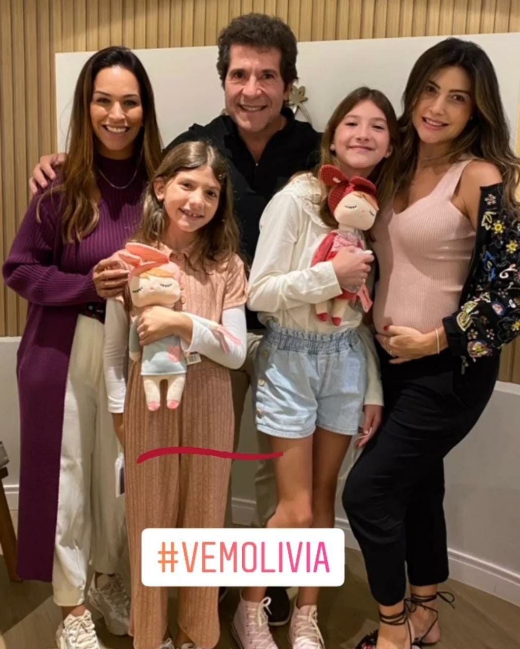 Daniel e Aline de Padua vão às compras para a caçula com as filhas (Foto: Reprodução/Instagram)