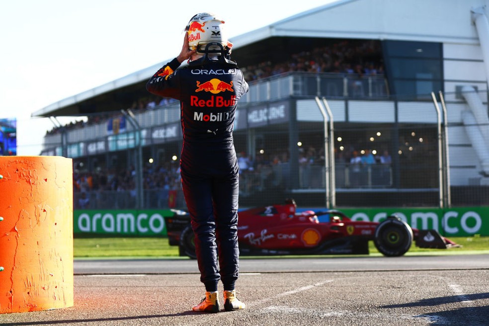 Max Verstappen observa Charles Leclerc após abandonar GP da Austrália da F1 2022 — Foto: Mark Thompson/Getty Images