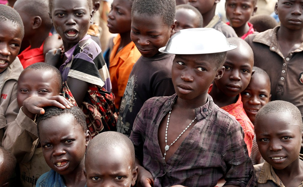 CrianÃ§as aguardam pela distribuiÃ§Ã£o de alimentos em um campo para pessoas desabrigadas em Bunia, na RepÃºblica DemocrÃ¡tica do Congo (Foto: Goran Tomasevic/Reuters)