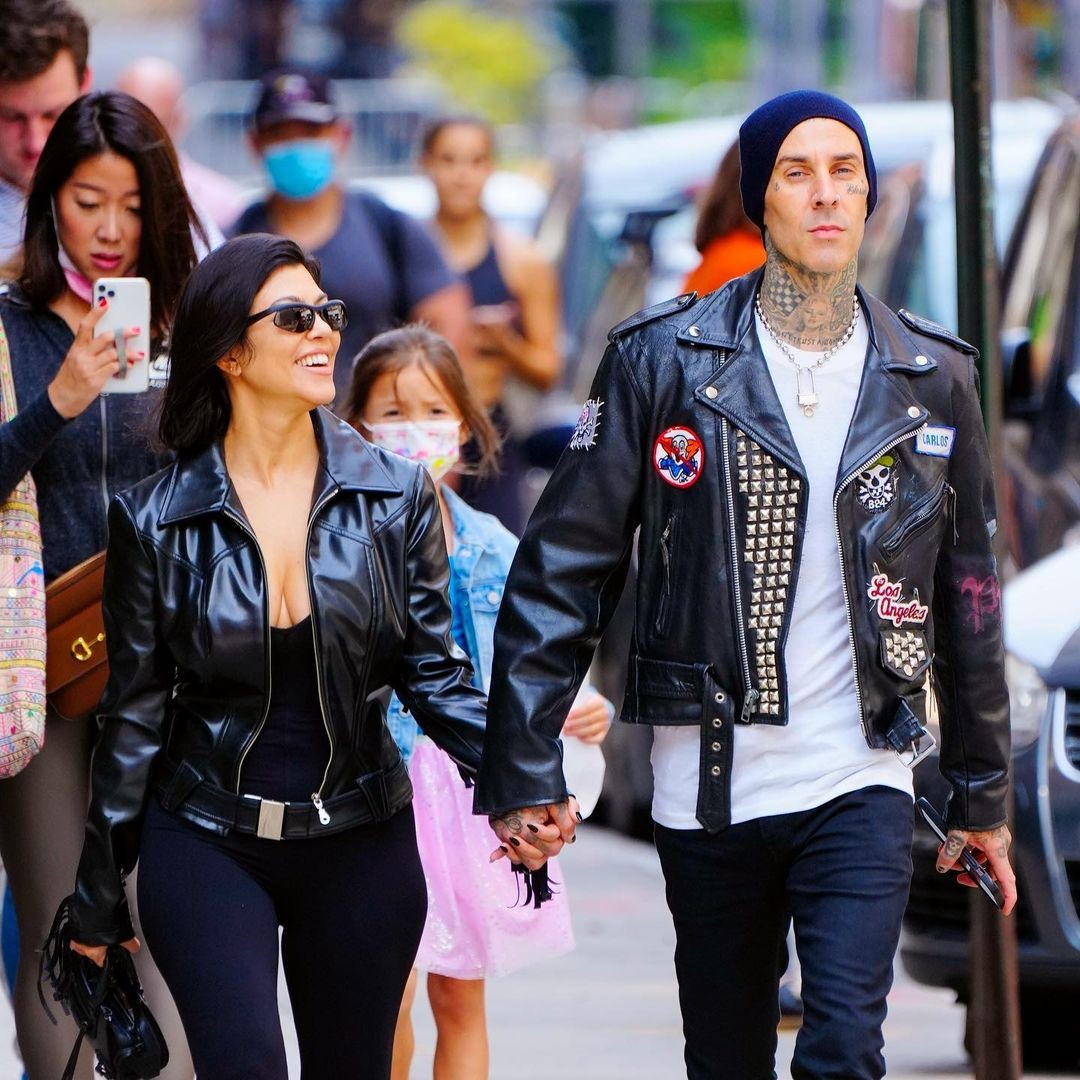 O casal posa na rua com jaquetas de couro e botas militares (Foto: Reprodução Instagram)